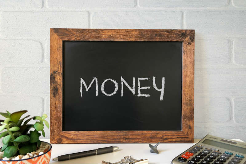 imagem de um pequeno quadro negro com a palavra dinheiro em inglês "money", para simbolizar os cuidados que você deve tomar com um empréstimo para MEI