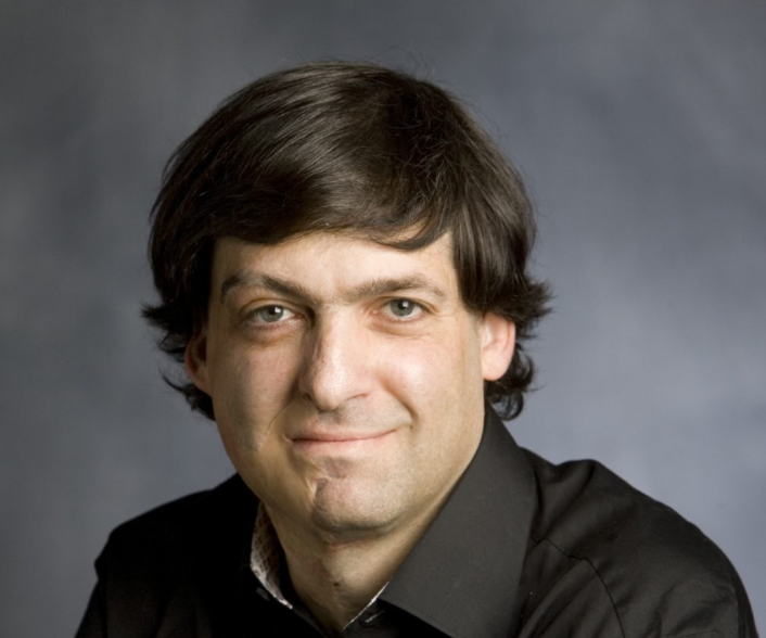 Imagem com o rosto de Dan Ariely meio de perfil