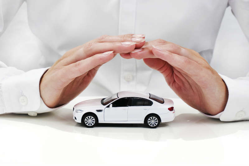 Imagem de duas mãos guardando um carro, simbolizando a segurança que o empréstimo para MEI com o carro como garantia pode ter