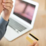 Golpe da troca de cartão no Carnaval: como acontece e o que fazer para prevenir