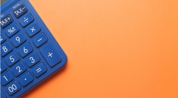 calculadora azul pela metade em cima de uma mesa laranja