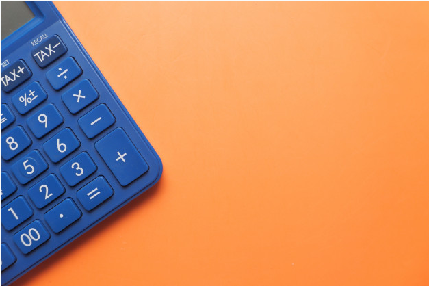 calculadora azul pela metade em cima de uma mesa laranja
