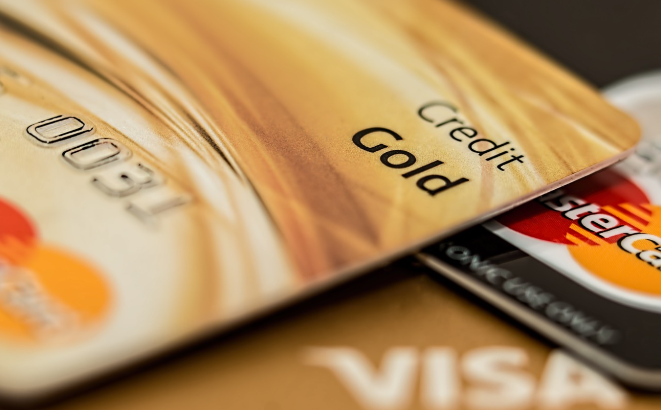 imagens de dois cartões de crédito da bandeira master card sobrepostos
