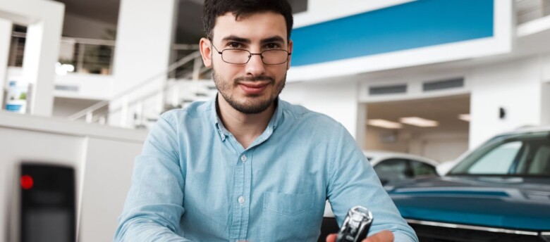 Homem finalizando a contratação de um empréstimo com carro consignado