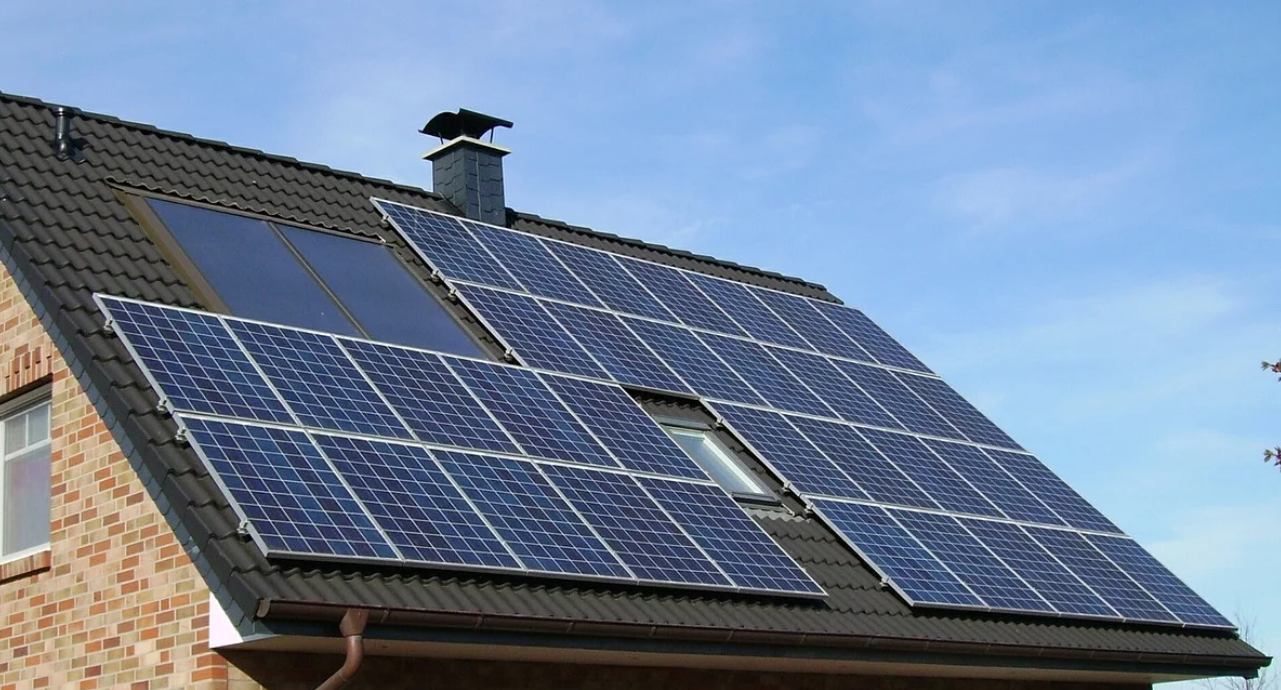 painéis solares sob o telhado de uma casa em um dia de sol