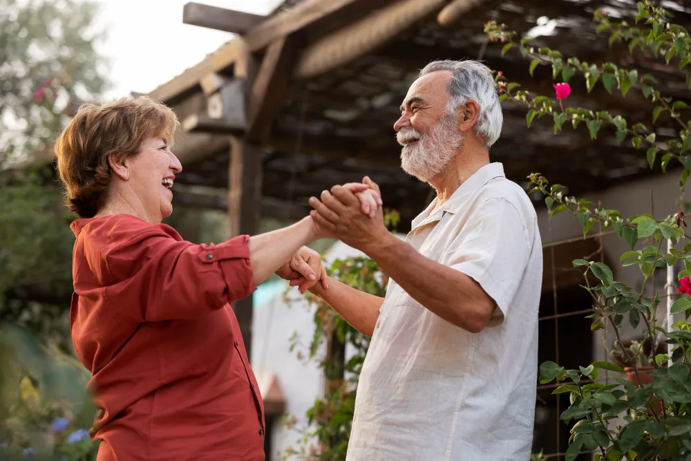 casal-de-idosos-abracados-em-seu-jardim-empréstimo consignado inss