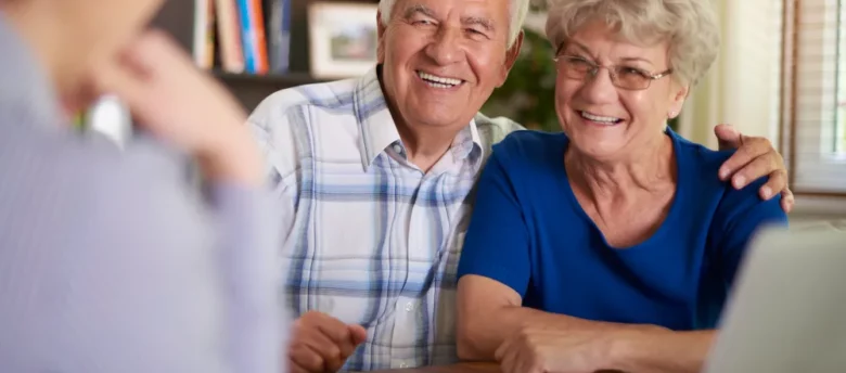 casal de idosos sorridentes para homem de negócios simulador de empréstimo consignado inss