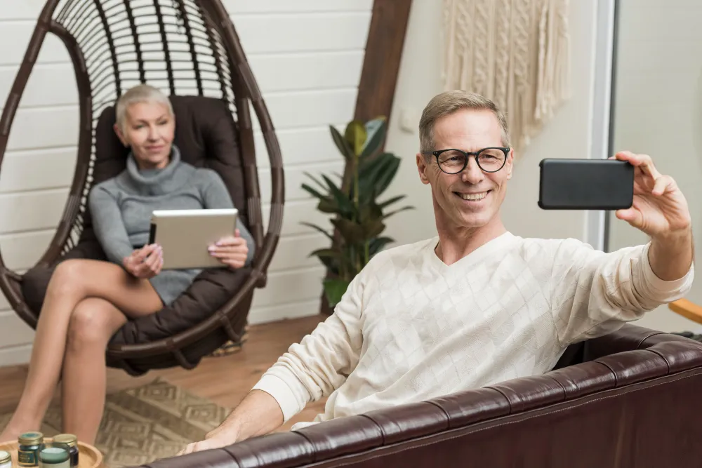 casal de maior idade feliz tirando selfie - financiamento para aposentado é mais barato