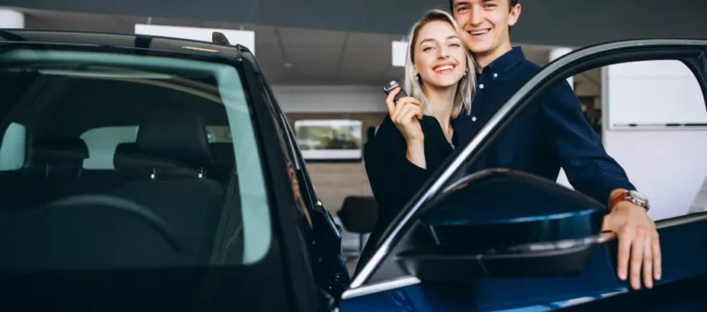 casal-jovem-escolhendo-um-carro-em-uma-concessionaria-de-carro-como funciona um consórcio de carros