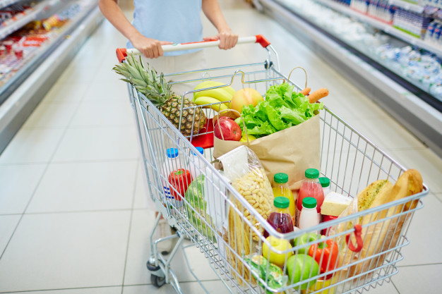 carrinho de compras cheio de produtos dentro do supermercado