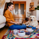 Como ganhar dinheiro em casa: profissões que você nem precisa sair do sofá