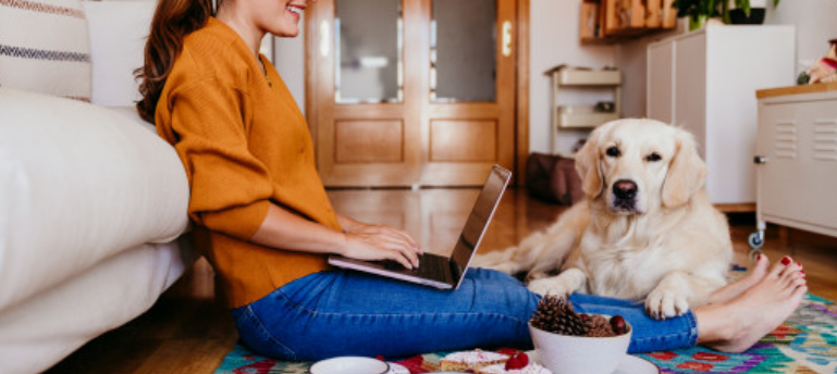 imagem de uma mulher ganhando dinheiro em casa trabalhando em sua sala com seu cachorro