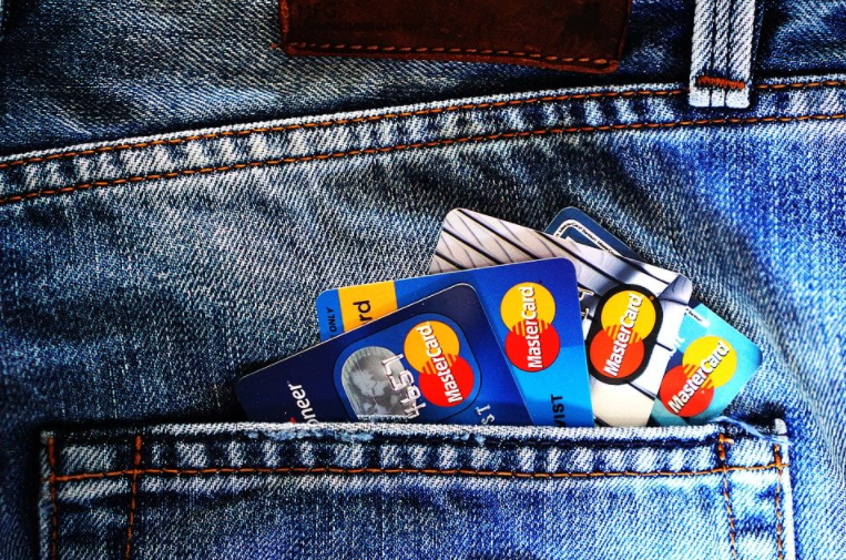 cartões de crédito dentro de bolso de calça jeans