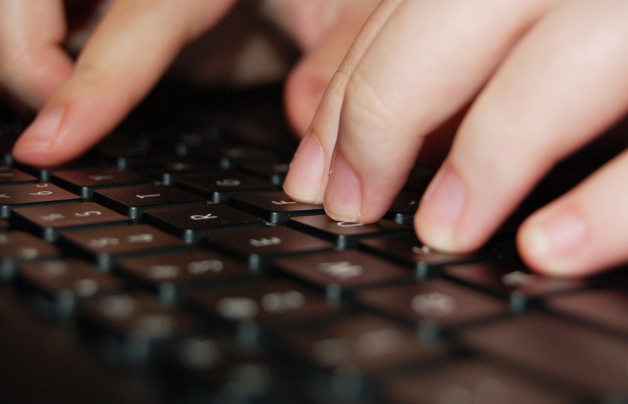 close em teclado com imagem de dedos digitando para comprar pela internet