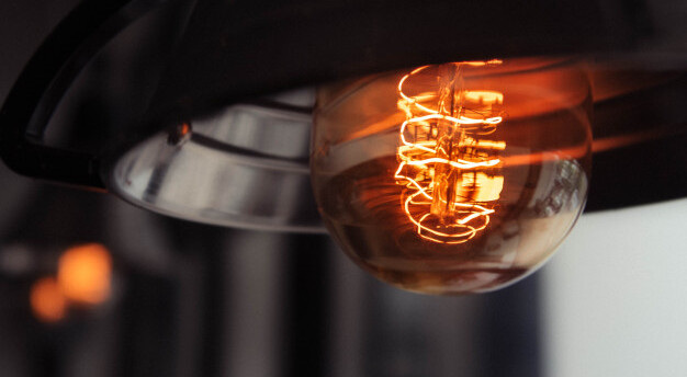 lâmpada semi-acesa presa a um lustre
