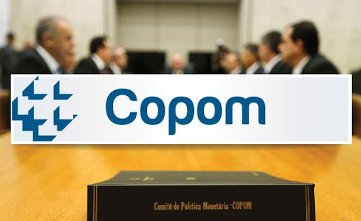 imagem com políticos em segundo plano e o logo do Copom aparecendo em destaque