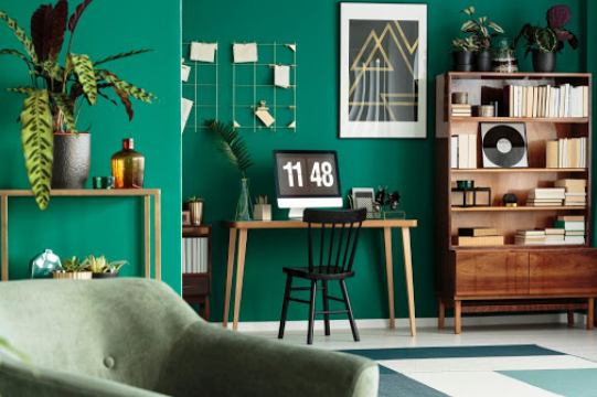 escritório com móveis em madeira e paredes pintadas em verde