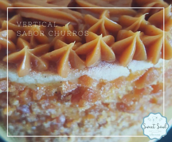 imagem de uma torta de churros com açucar e gotas de doce-de-leite no topo, com a escrita: vertical sabor churros.