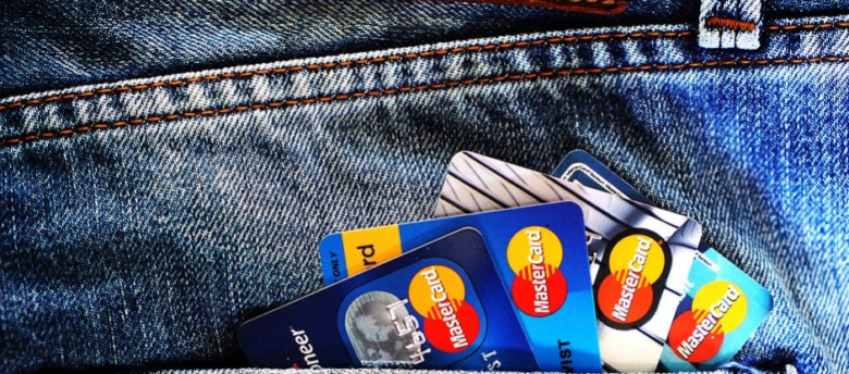 Imagem em close da foto de um bolso traseiro repleto de cartões de crédito com a bandeira master card