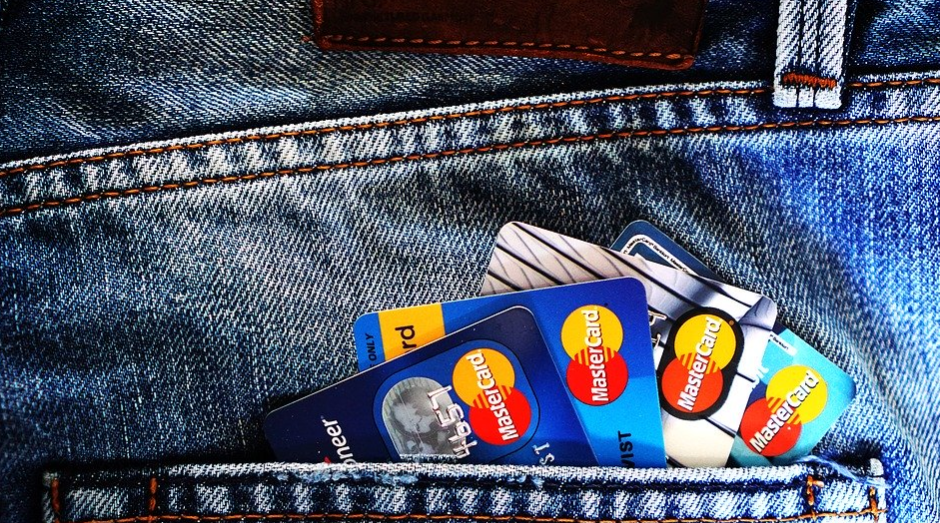 Imagem em close da foto de um bolso traseiro repleto de cartões de crédito com a bandeira master card