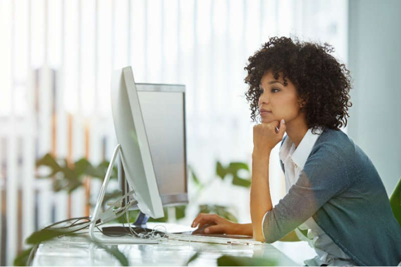 imagem de mulher observando no computador possibilidades de empréstimo para negativado