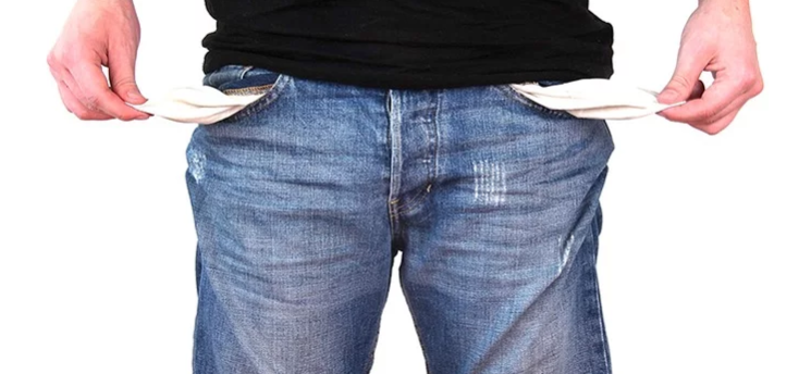 imagem com homem mostrando os dois bolsos da calça vazios