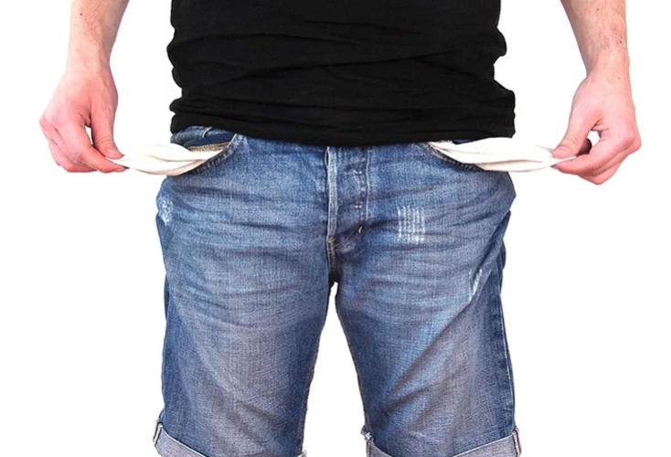 imagem com homem mostrando os dois bolsos da calça vazios