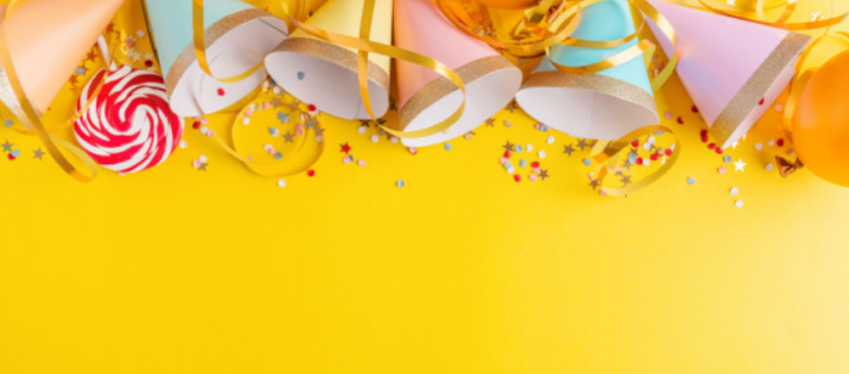 imagem de chapéus de festa e confetes espalhados em fundo amarelo