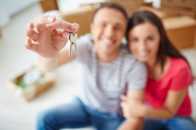 imagem de casal expondo a chave de sua casa nova