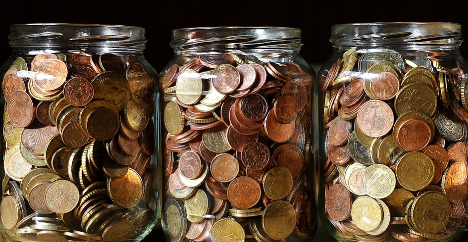 imagem com 3 potes repletos de moedas de quem guarda dinheiro em casa