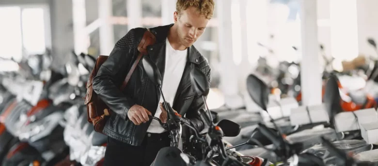 homem-escolheu-motocicletas-na-loja-de-motos-cara-com-uma-jaqueta-preta-como funciona um consórcio de moto