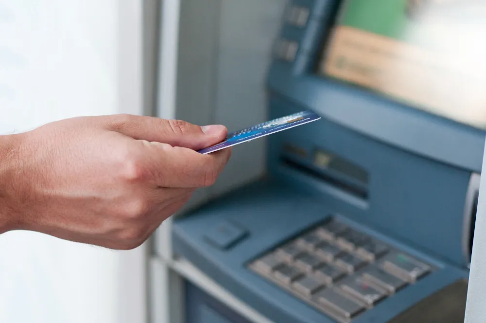 insercao-manual-de-cartao-atm-na-maquina-bancaria-para-retirar-dinheiro-empréstimo cartão de crédito