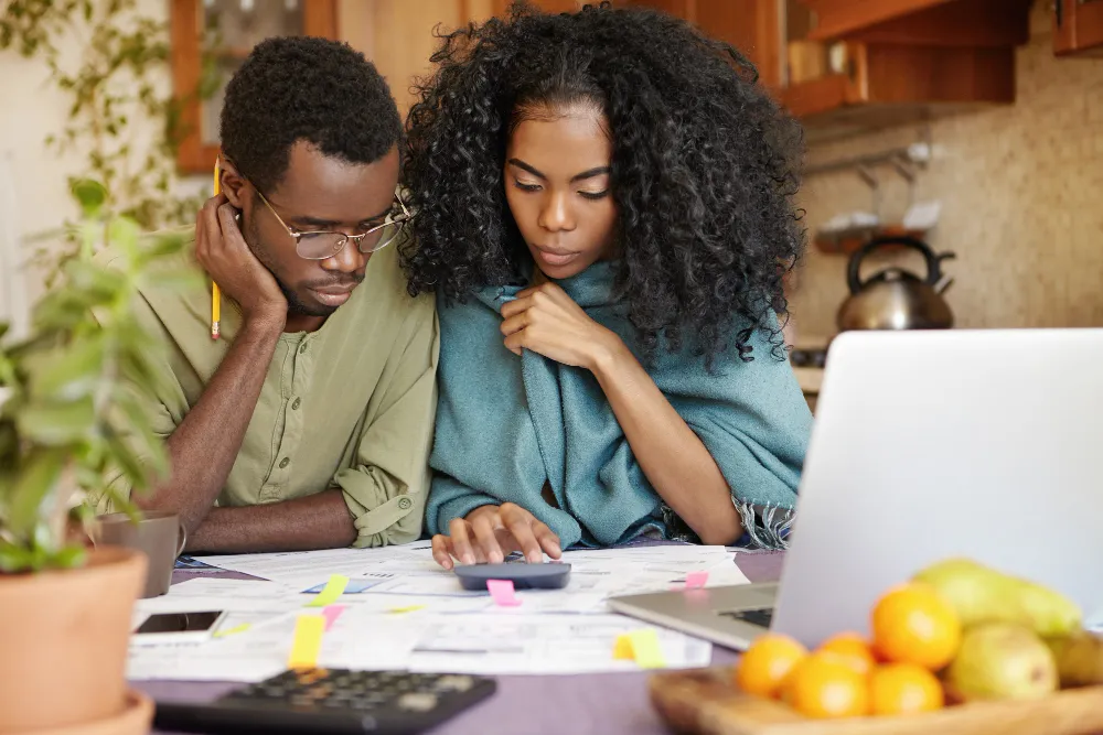jovem-casal-afro-americano-calculando-o-orcamento-familiar-empréstimo para negativado liberado na hora
