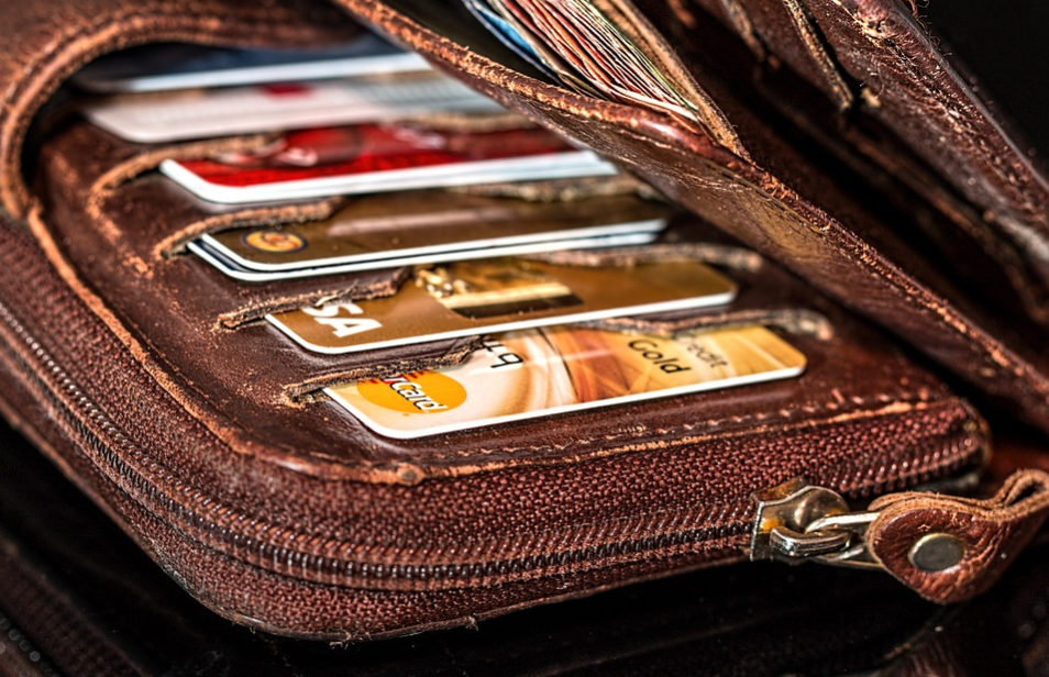 carteira na cor marrom com diversos cartões de crédito dentro
