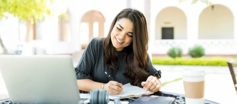 mulher-adulta-de-meia-idade-autonoma-preparando-o-cronograma-enquanto-olha-para-o-laptop-na-mesa-no-jardim-autônomo precisa declarar imposto de renda