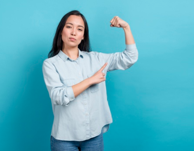 imagem de mulher empreendedora de camisa azul flexionando seu bíceps esquerdo em frente a um fundo azul