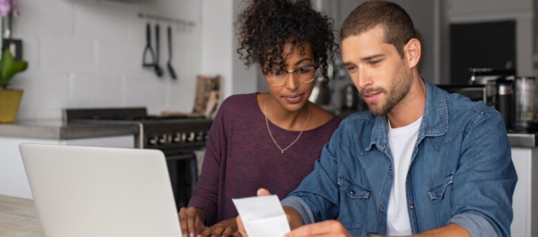 Um casal observando um contrato de financiamento de veículo