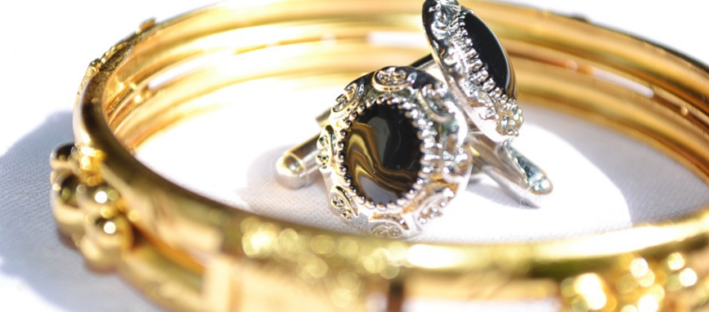 imagem em destaque com pulseiras e aneis valiosos prontos para ser penhorados