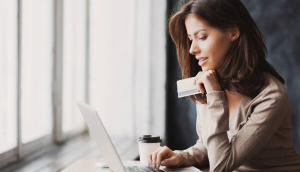 Pagar conta com cartão de crédito é uma boa alternativa?