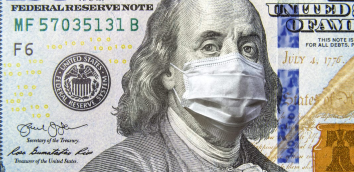 imagem gravada benjamin franklin na nota de cem dólares norte americana usando uma máscara cirurgica