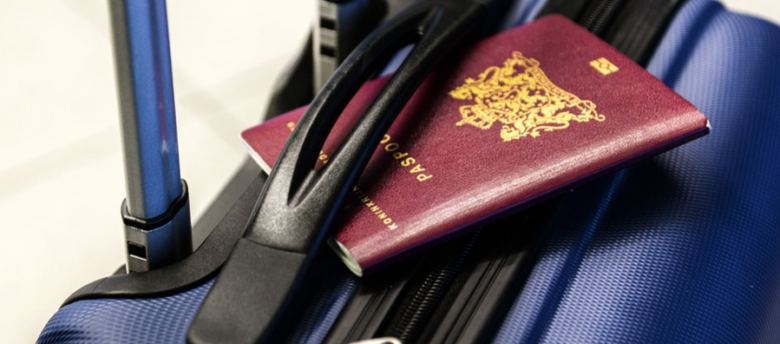 passaporte preso em mala azul