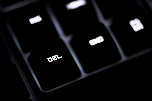 teclado de computador de cor preta com luz branca