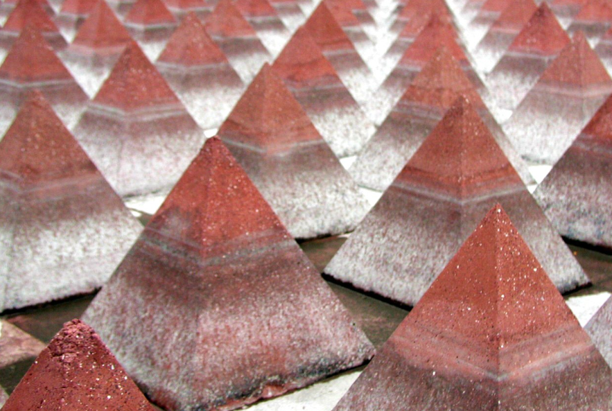 imagem com diversas pirâmides uma ao lado da outra