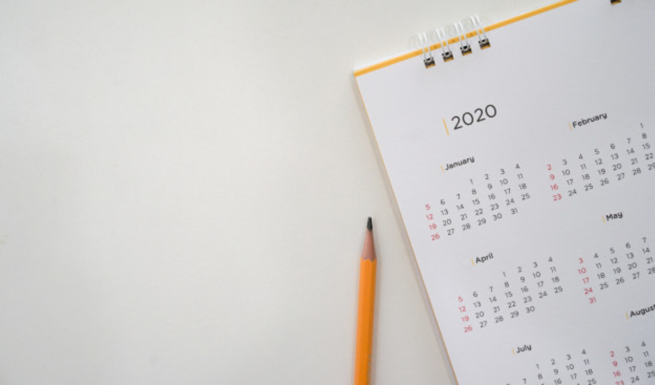 imagem de um lápis ao lado de um calendário de 2020