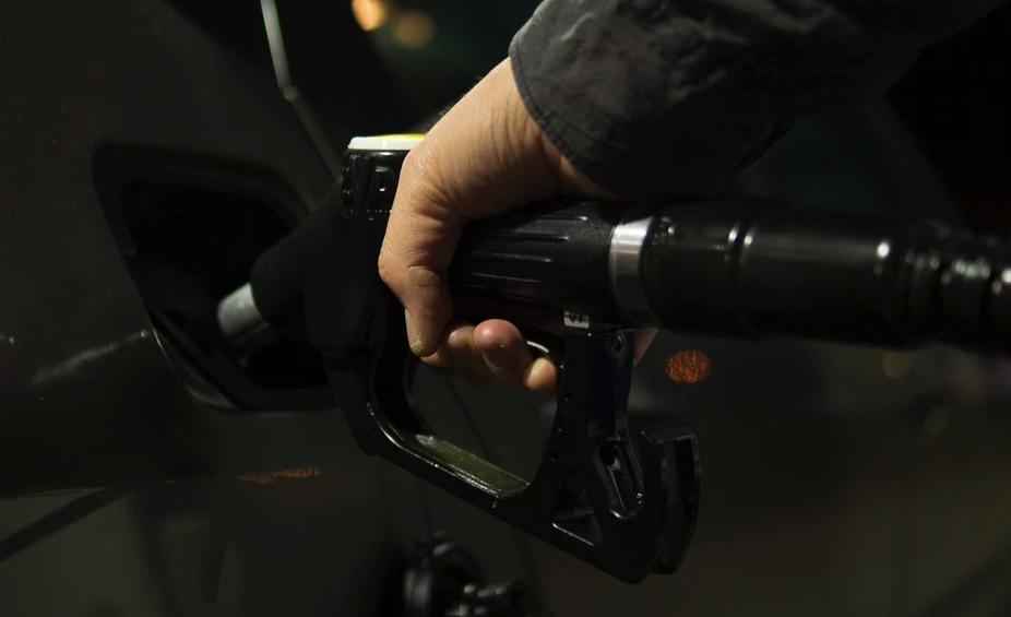 bomba de gasolina abastecendo um carro preto. Imagem destaque da bomba