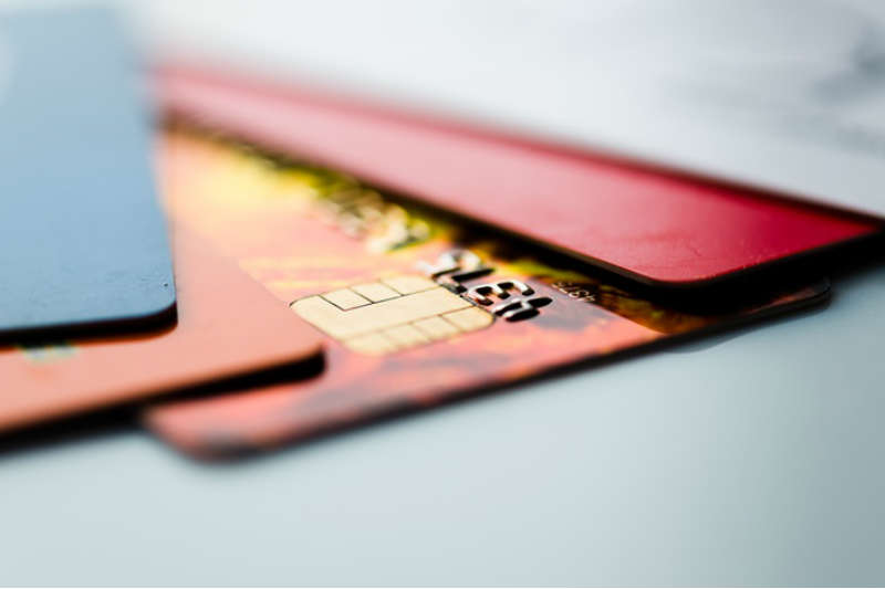 Qual a diferença entre um cartão pré-pago e um cartão de débito comum