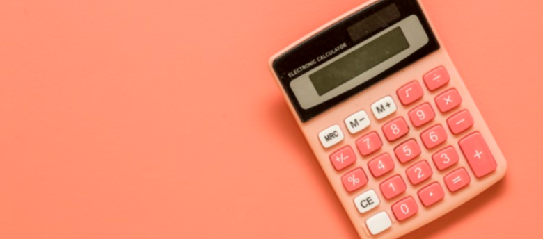 calculadora rosa em um fundo rosa