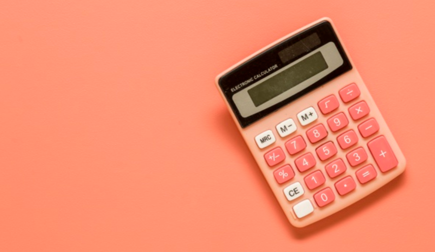 calculadora rosa em um fundo rosa