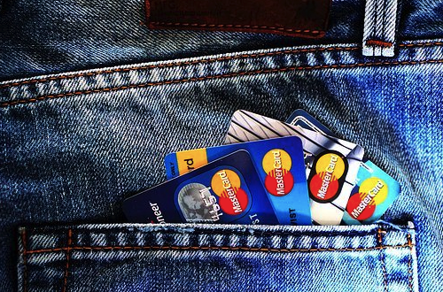 bolso traseiro de uma calça jeans com diversos cartões de crédito