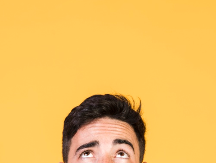 imagem de homem olhando para cima em frente a um fundo laranja